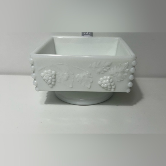 Westmoreland Della Robbia Pattern Milk Glass Compote Grape Vine Relief
#0305241 - Picture 4 of 16